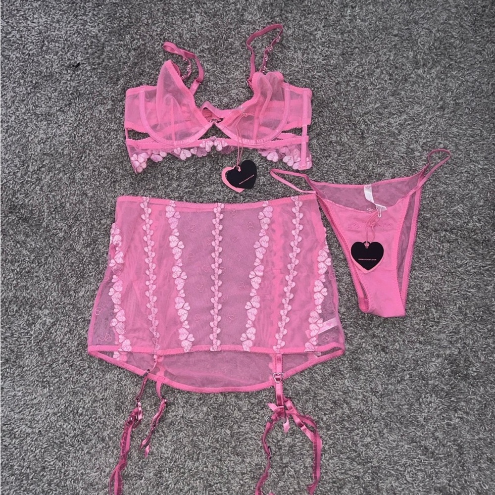 Voight Pink Structured Bra with Delicate Detailing